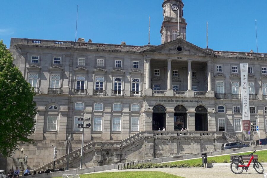 Porto Riverbank Tour on an e-bike: Atlantic Coast, Gardens - Jardim do Passeio Alegre: the city garden pause