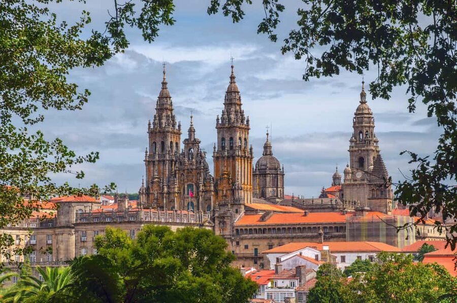 Porto: Santiago de Compostela and Valença do Minho Day Tour - Porto to Galicia in One Long Day: The Big Idea