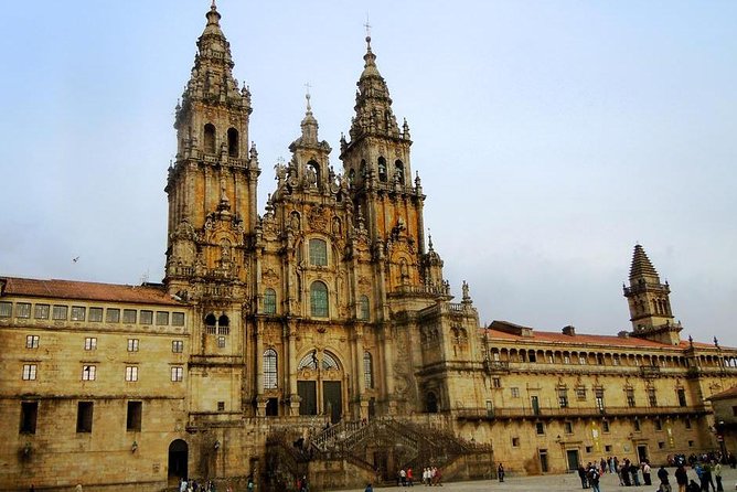 Porto: Santiago de Compostela and Valença do Minho Day Trip - Crossing the border to Camino country