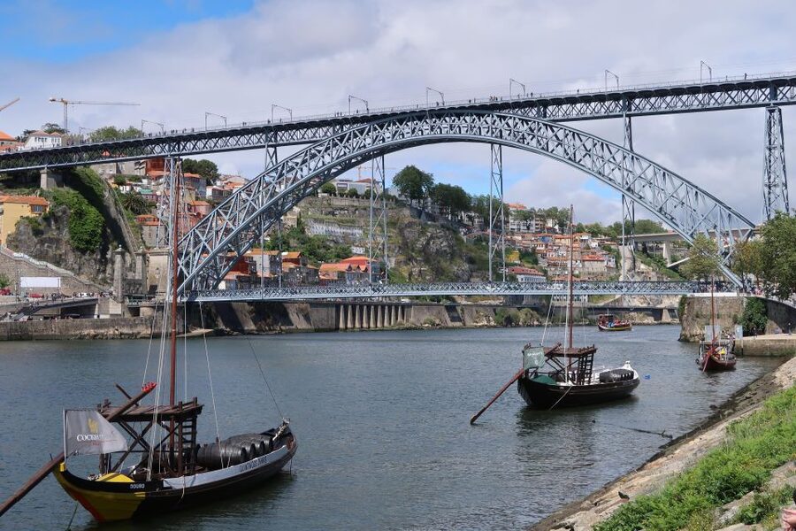 Porto: Self-Guided Bike and Boat Tour with Port Wine Tasting - Afurada: where you eat like you live there