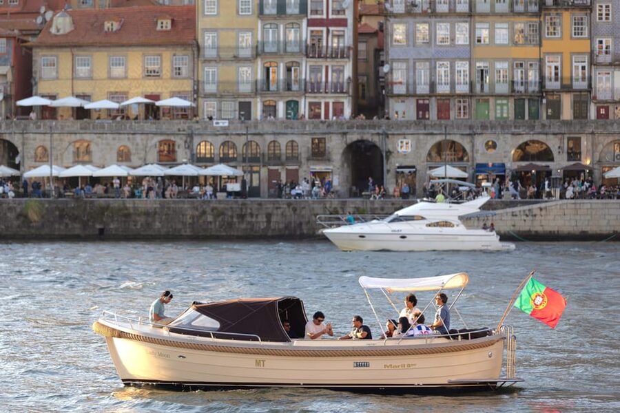Porto: Six Bridges Douro River Cruise with Drinks - Getting Comfortable on the Douro: boat setup, seats, and photo-friendly spacing