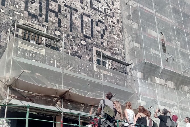 Porto Street Art Tour - Praça de Carlos Alberto: your street-art warm-up