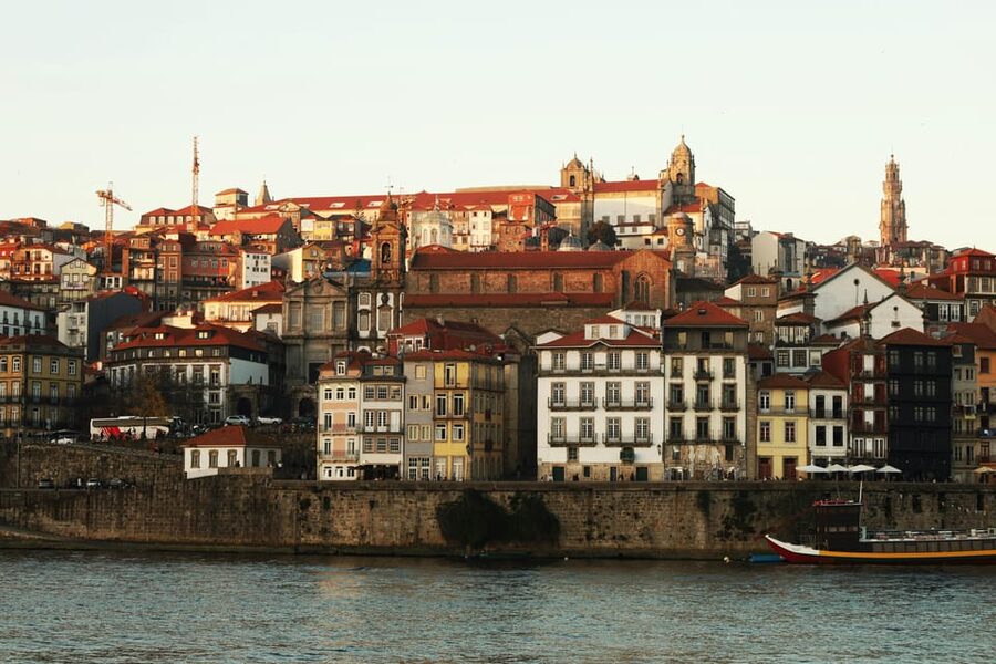 Porto: Sunset Walking Tour with Port Wine Tasting - Meeting at Tourist Info Porto and building a stress-free plan