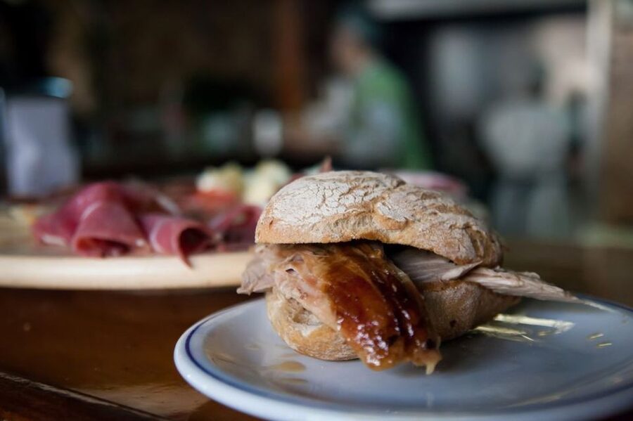 Porto: Tapas Tour (3h30) - Stop 1 at Bolhão: meeting vendors and tasting the market’s favorites