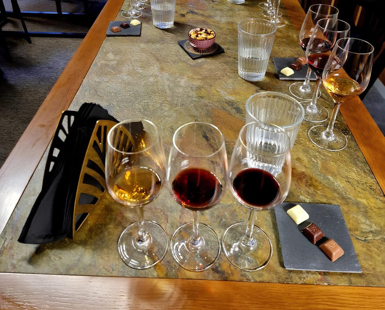 Porto tour with Port Wine tasting in a hidden wine cellar! - The optional break and the cafe-style local snacks