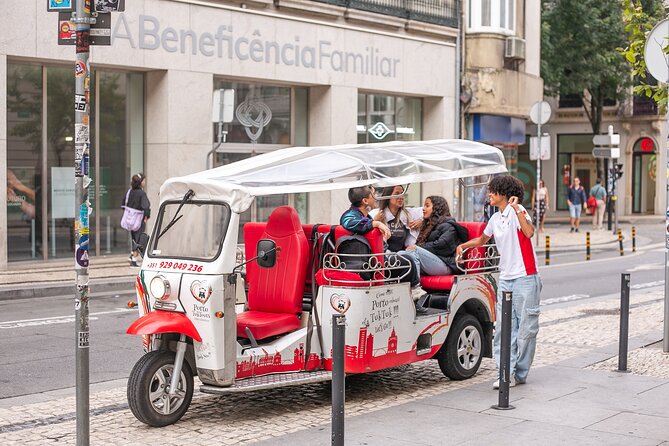 Porto: Tuk tuk vip guided tour - 1.30h - Getting oriented fast: Vímara Peres to Aliados Avenue