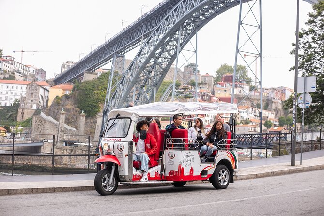 Porto: Tuk tuk vip guided tour - 1.30h - São Bento Railway Station: azulejos plus a very specific backstory