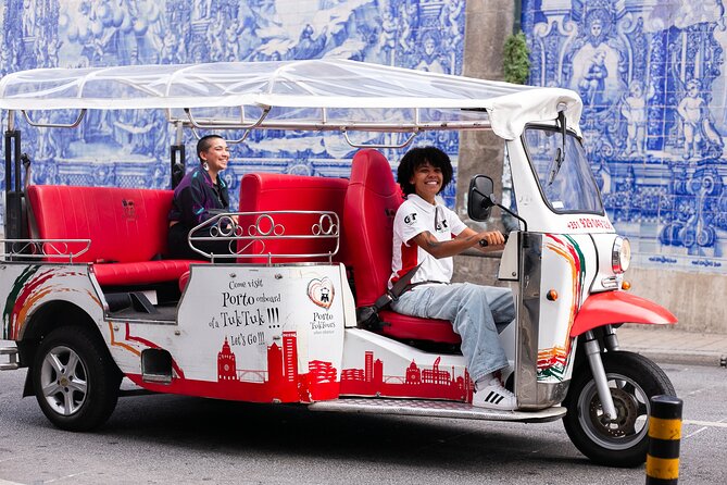 Porto: Tuk tuk vip guided tour - 1.30h - Carmo and Carmelitas: the hidden house and the look of devotion
