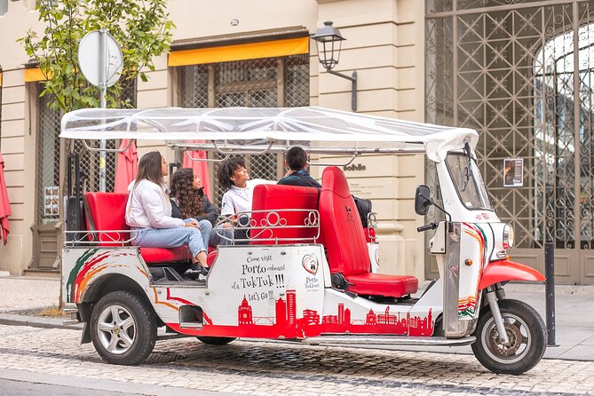 Porto: Tuk tuk vip guided tour - 1.30h - Passing the bookstore everyone talks about