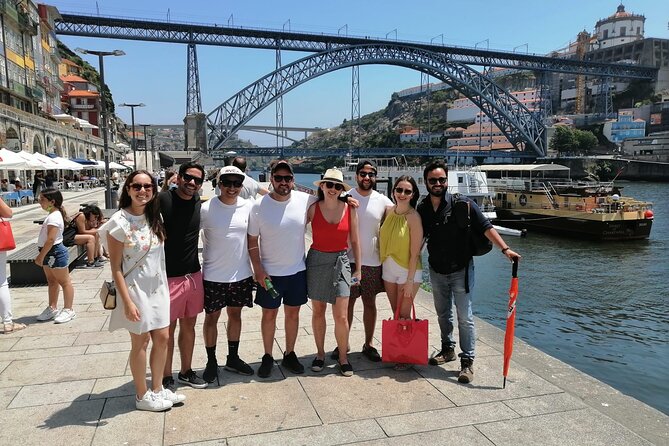 Porto Walking Tour - The Perfect Introduction to the City - Getting oriented at Fonte dos Leões and staying with the group