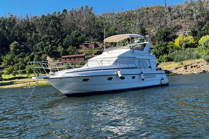 Premium Yacht Tour on the Douro - The flybridge deck is the main event