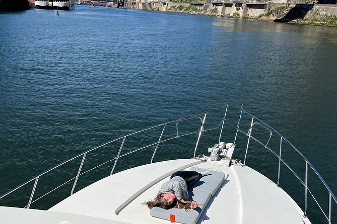 Premium Yacht Tour on the Douro - On board: comfort, snacks, and a crew that actually engages