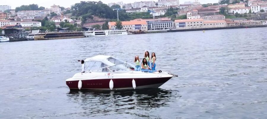 Private Boat Tour 6 Bridges, up to 6px Sunset Option - Welcome drink, Bluetooth music, and the on-board vibe