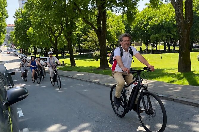Private Electric Bike Tour in Oporto - Cais de Gaia: Terraces, Eating Options, and the Douro Across the Way