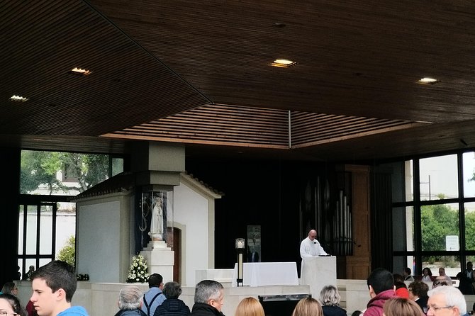Private Tour to Fátima Sanctuary and the Little Shepherds Houses - Basilica de Nossa Senhora do Rosário: Tombs, Rosary Mysteries, and Side Altars