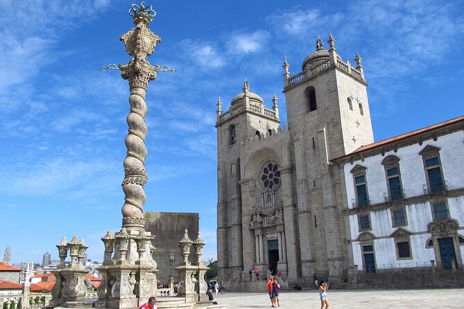 Private tour with Dutch guide in Porto - Start at São Bento for fast orientation on real Porto streets