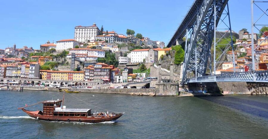 Private Walking Tour, highlights and secrets of Porto - São Bento Station to Porto City Hall: Art, Power, and Quick Context