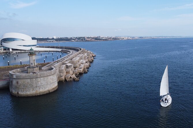Sailing boat trip on the coast of Porto and on the river Douro - Fortress São João Baptista: why this stop adds depth