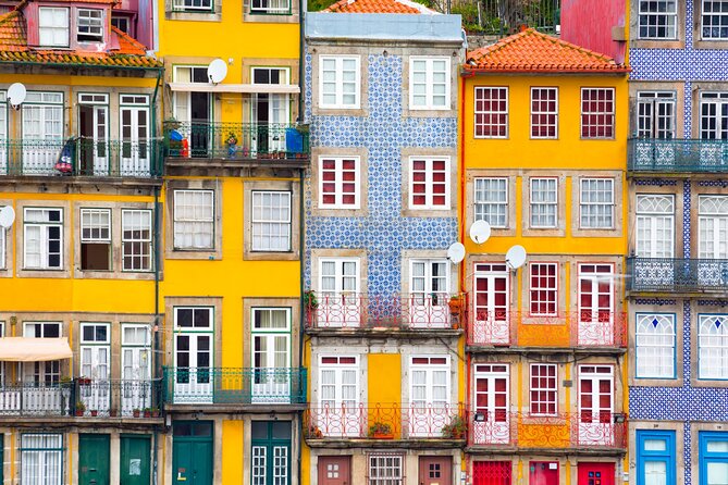 Self-Guided Scavenger Hunt and Tour in Porto - MMIPO and Palácio da Bolsa: museums and power in one route