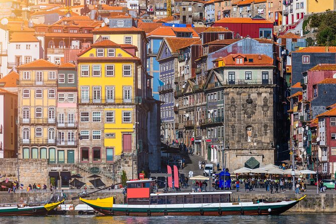Self-Guided Scavenger Hunt and Tour in Porto - Catedral do Porto and the last stretch: walking away with a clearer map