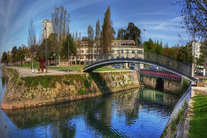 Self-guided tour Bike + Surf - The coast pull: Castelo do Queijo and pirate-proof practicality