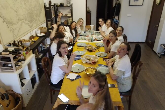 Shopping, cooking and eating together at my home in Porto - Timing, group size, and the logistics that affect your day