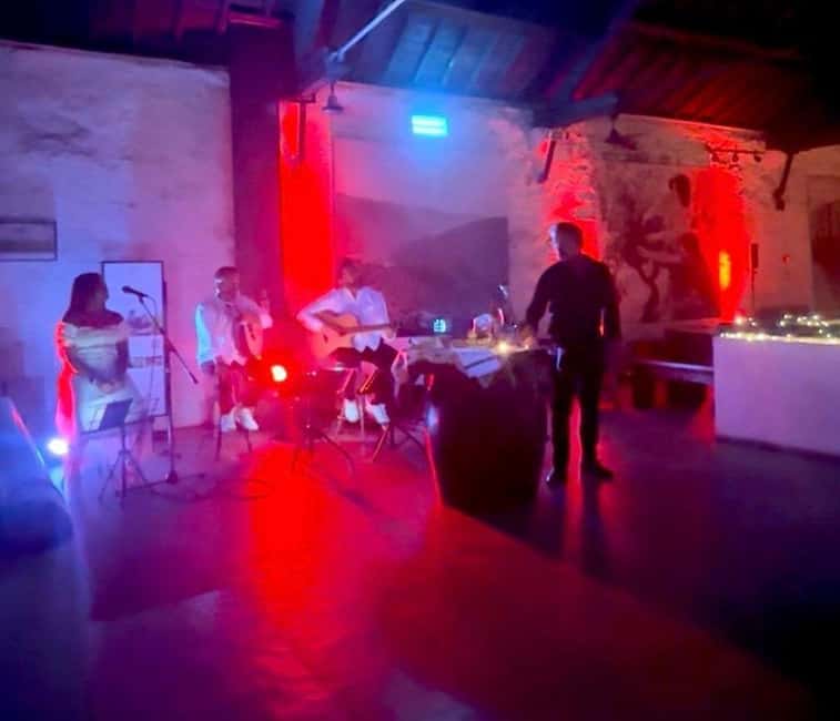Soul of Portugal: an immersive experience of fado, wine, and tradition - From seat to stage: wearing the shawl and joining the chorus