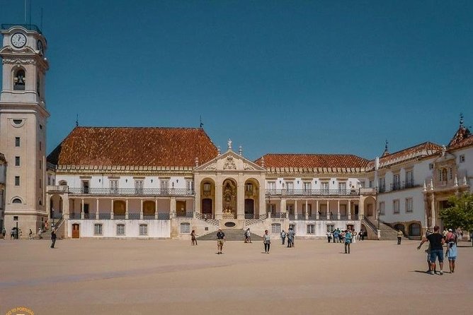 Tour / transfer Lisbon /Porto /Porto/Lisbon with several stops - Óbidos: a 2-hour village tour that’s easy to enjoy