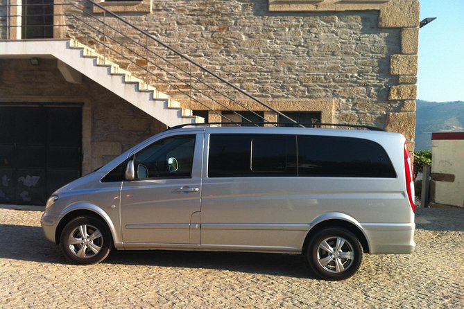 Transfer Tour Between Lisbon and Porto - Aveiro’s canals and moliceiro boats in a quick 45-minute window