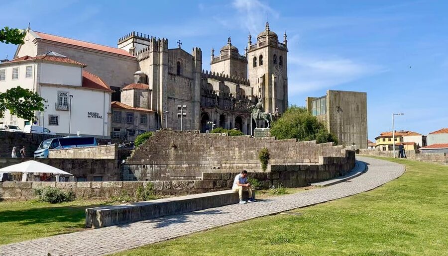 Unveiled Secrets of Porto + Olive Oil Tasting - Trindade Porto and Avenida dos Aliados: the spiritual and civic center