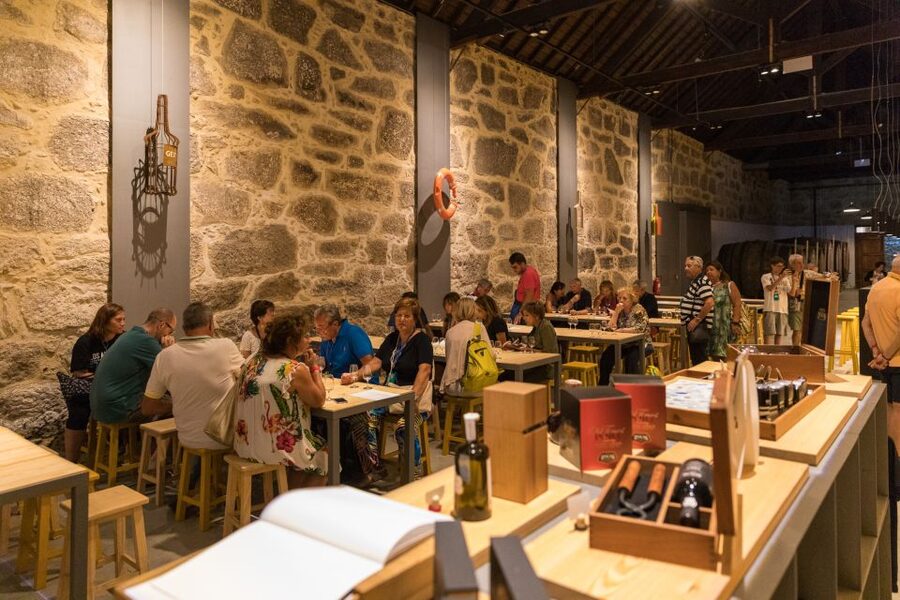 Vila Nova de Gaia: Winery Tour with 2 DOC Douro & 1 Port - Languages, accessibility, and the small rules that matter